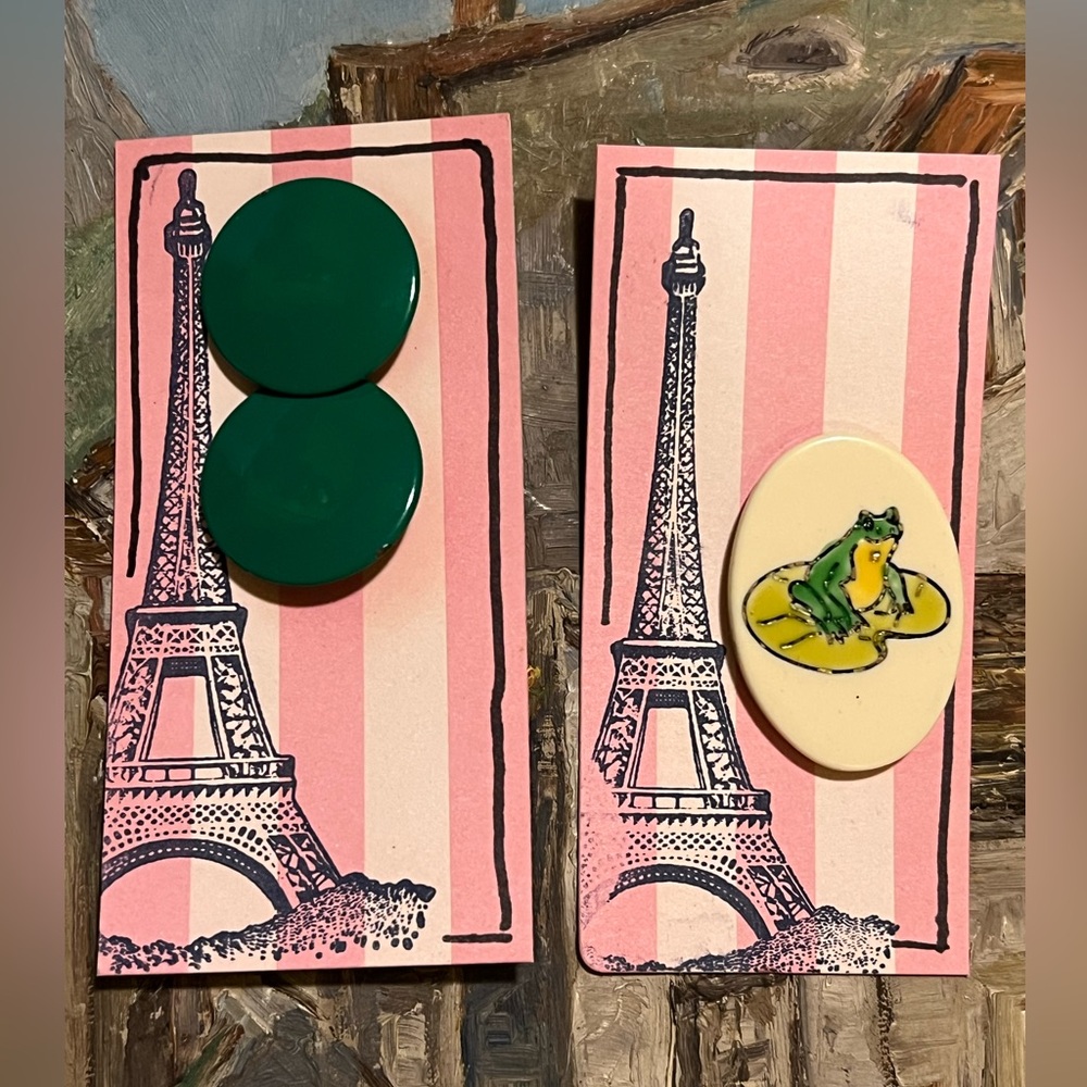WOMEN’S VINTAGE FASHION ACCESSORIES.